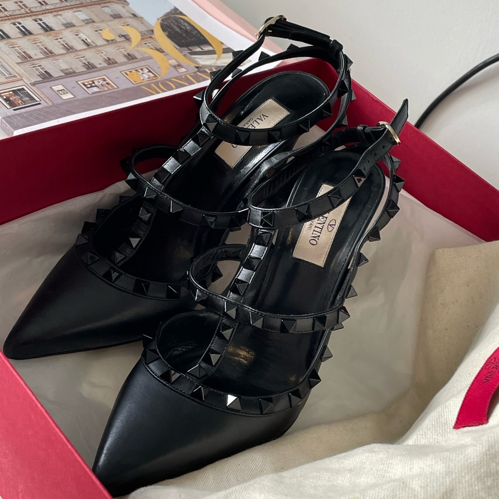 Valentino Garavani Rockstud ankle strap pump in calfskin leather. Size 37.5
